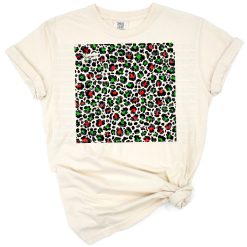 A seamless holiday pattern with red and green leopard spots in a festive Christmas style.