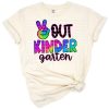 Retro tie dye peace out hand with playful kindergarten text and vibrant colors.